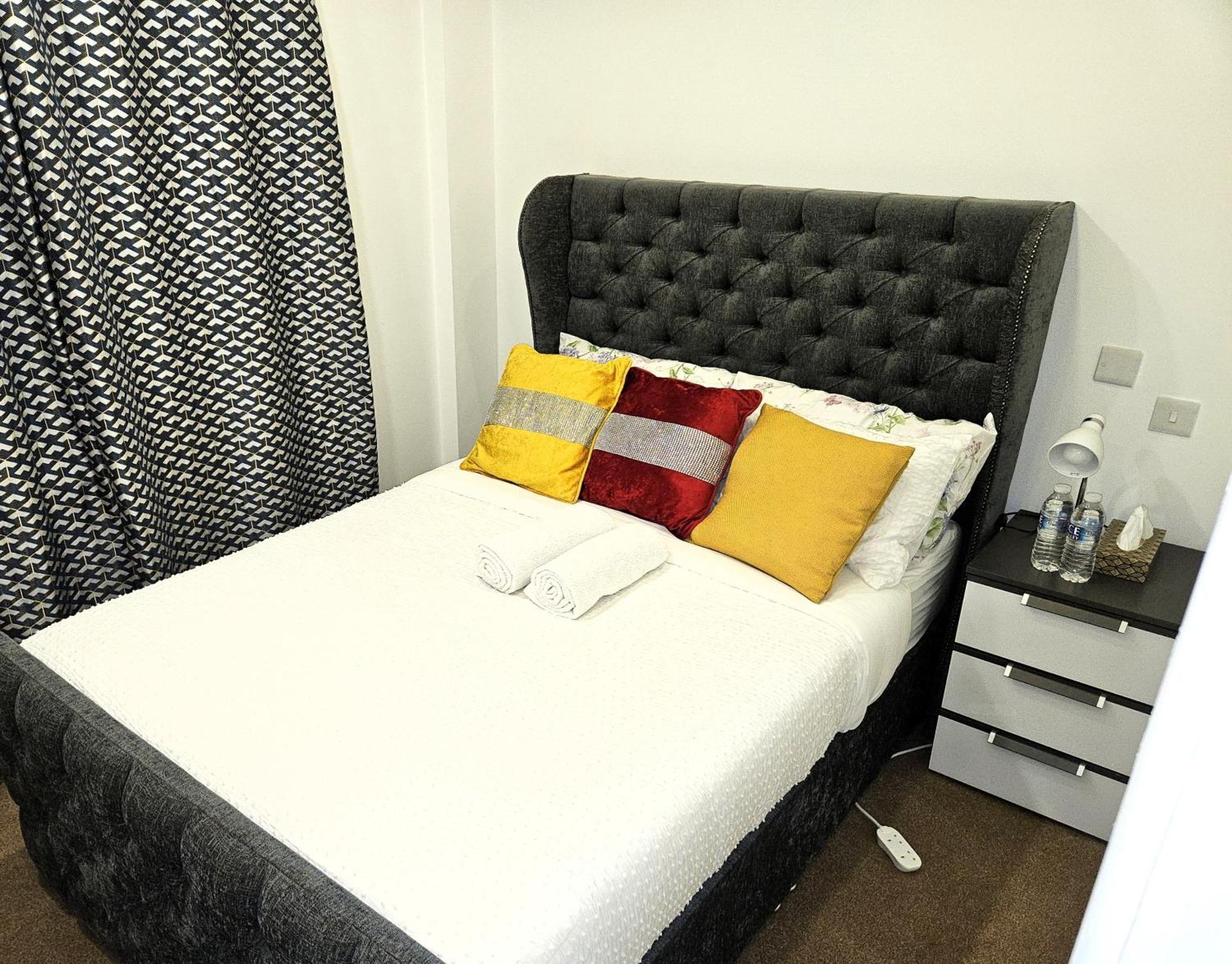London Sleephouse Partying Is Not Allowed Pls Esterno foto
